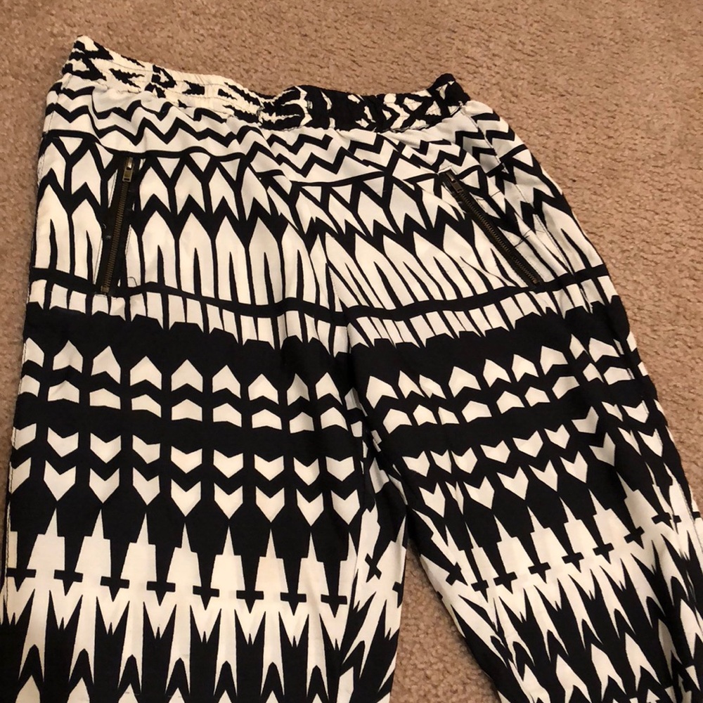 A lightweight pants